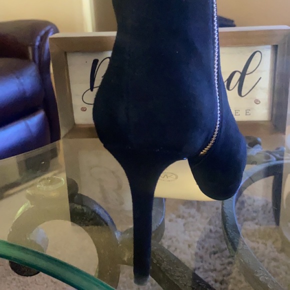 Michael Kors Ankle Boot. Size 8 - Picture 6 of 6